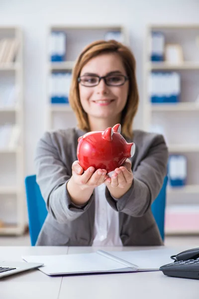 Femme d'affaires travaillant dans le bureau — Photo