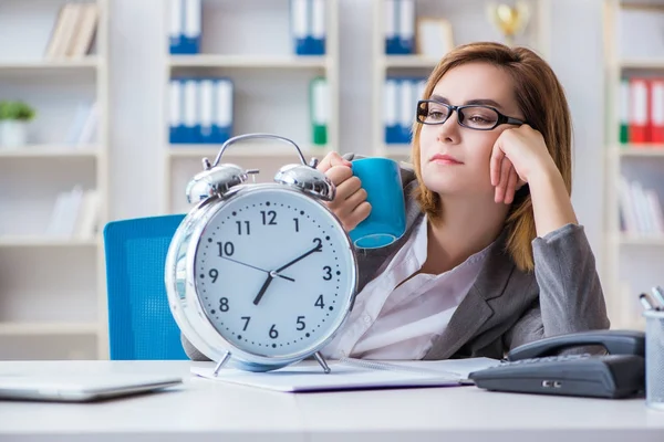 Femme d'affaires travaillant dans le bureau — Photo