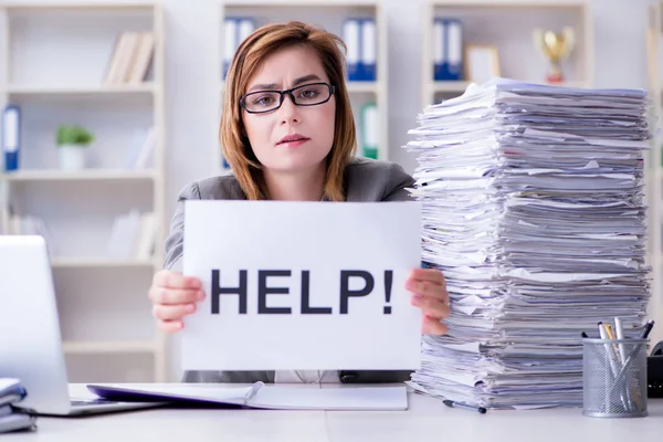 Femme d'affaires travaillant dans le bureau — Photo