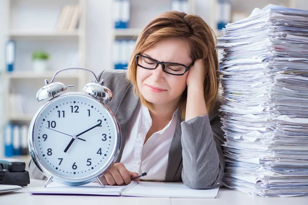 Empresária que trabalha no escritório — Fotografia de Stock