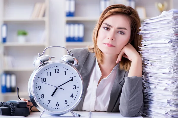 Zakenvrouw werkzaam op kantoor — Stockfoto