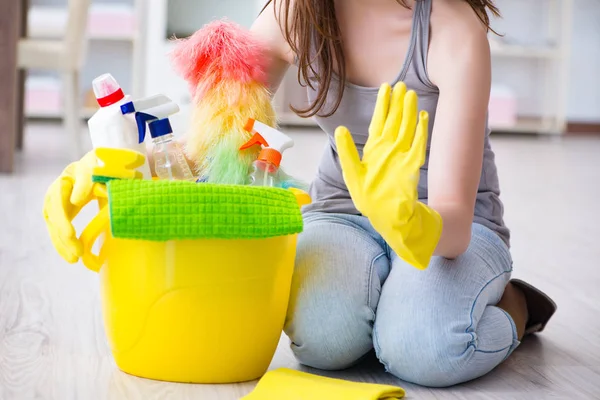 Vrouw aan het schoonmaken thuis — Stockfoto