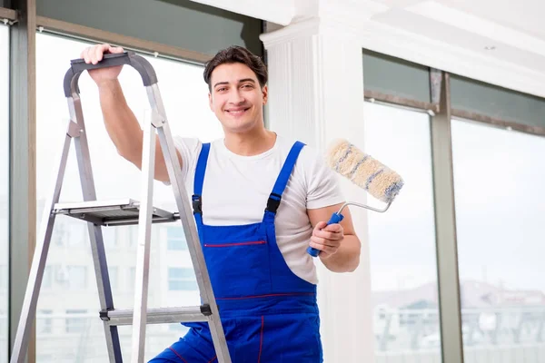 Maler-Reparateur arbeitet auf Baustelle — Stockfoto