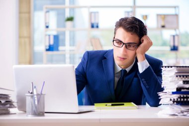 Ofiste çalışan bir işadamı.