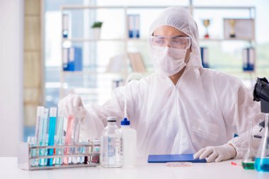 Laboratuvarda çalışan kimyager.