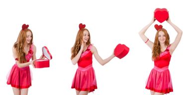 Hediye kutusu izole tutan mini pembe elbiseli genç ve güzel modeli