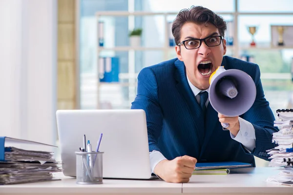 Θυμωμένος επιθετικός επιχειρηματίας με μεγάφωνο στο γραφείο — Φωτογραφία Αρχείου