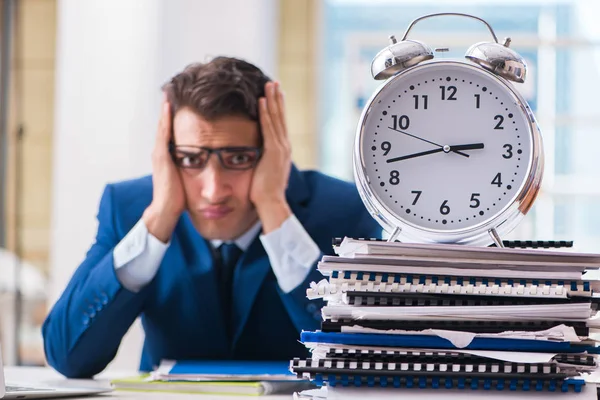 Homme d'affaires avec horloge géante ne parvient pas à respecter les délais et missi — Photo