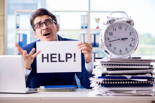 Homme d'affaires avec message dans le bureau au bureau — Photo