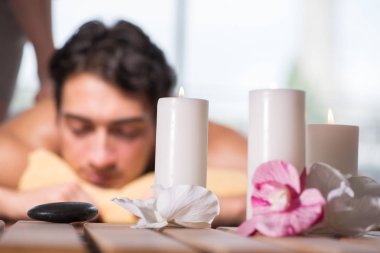 Kaplıca sırasında genç yakışıklı bir adam.