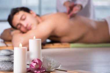 Kaplıca sırasında genç yakışıklı bir adam.