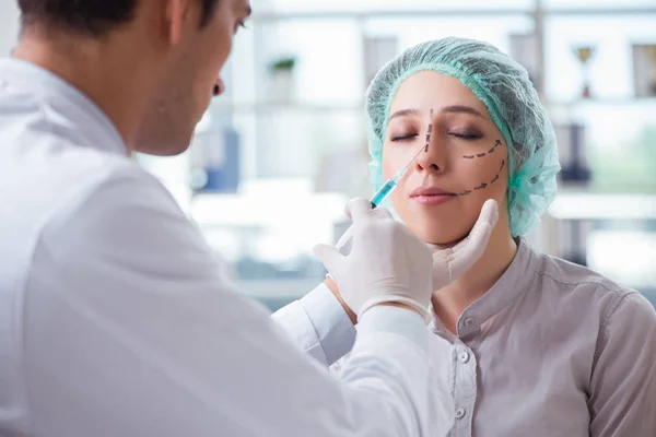 Plastic surgeon preparing for operation on woman face — Stock Photo, Image