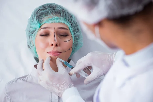 Cirujano plástico preparándose para la operación en cara mujer —  Fotos de Stock