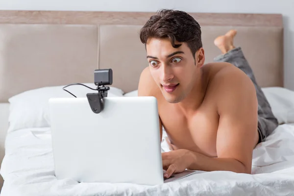 Jeune homme sexy en ligne sortir ensemble concept — Photo