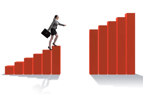 Empresária escalando gráfico de barras no conceito de recuperação econômica — Fotografia de Stock