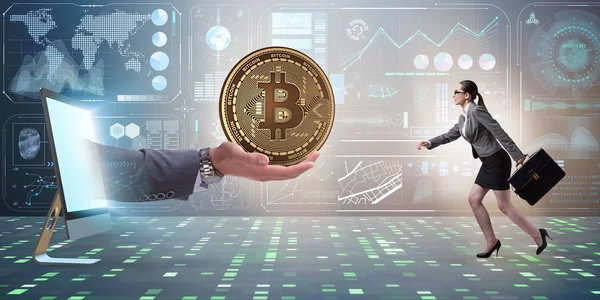 Geschäftsfrau in Bitcoin-Preiserhöhungskonzept — Stockfoto