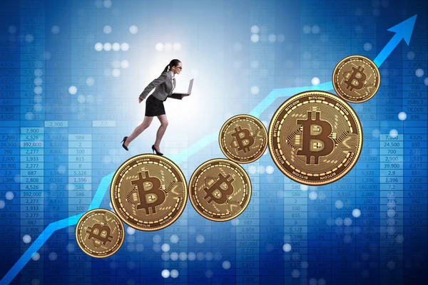 Bizneswoman w koncepcji wzrostu cen bitcoin — Zdjęcie stockowe