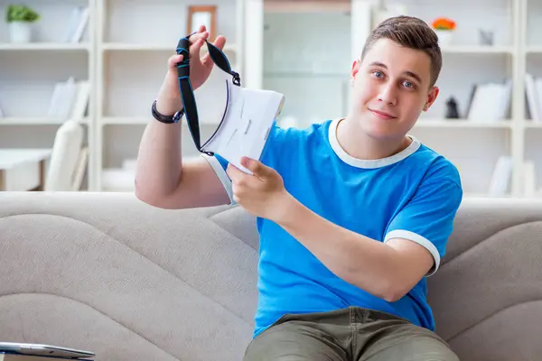 Joven con gafas de realidad virtual —  Fotos de Stock