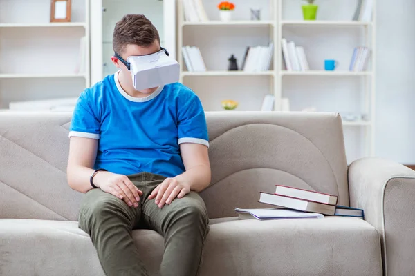 Молодий чоловік з окулярами віртуальної реальності — стокове фото