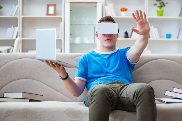 Jeune homme étudiant avec des lunettes virtuelles — Photo