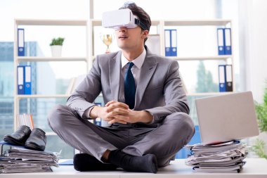 Sanal gerçeklik gözlüklü iş adamı ofisinde