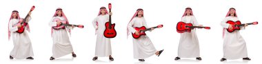 Arap adam beyaz izole gitar çalmak