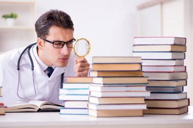 Tıp öğrencisi üniversite sınavlarına hazırlanıyor.