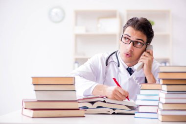 Tıp öğrencisi üniversite sınavlarına hazırlanıyor.