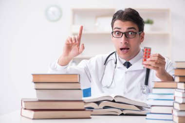 Tıp öğrencisi üniversite sınavlarına hazırlanıyor.