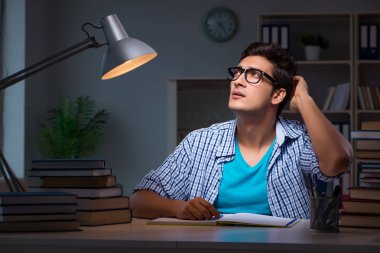 Sınavlara hazırlanan öğrenci gece geç saatte evde olacak.