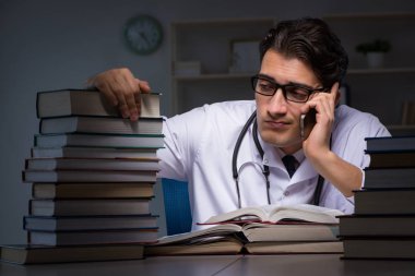 Geceleri üniversite sınavlarına hazırlanan bir tıp öğrencisi.