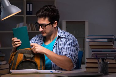 Sınavlara hazırlanan öğrenci gece geç saatte evde olacak.