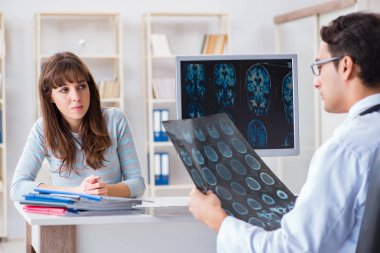 Röntgen için radyolojiste gelen genç bir kadın.