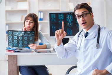 Röntgen için radyolojiste gelen genç bir kadın.