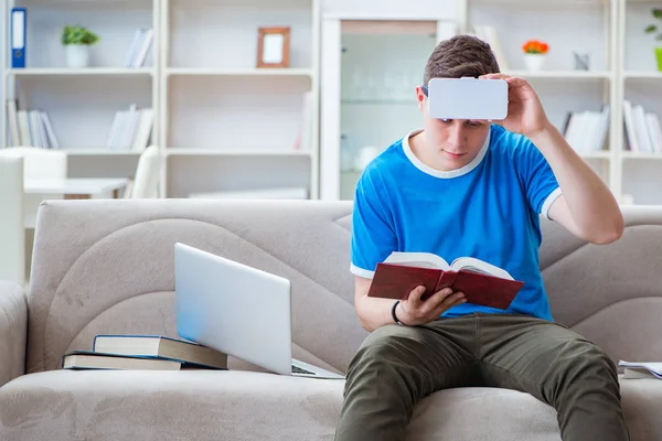 Giovane studente che studia con occhiali virtuali — Foto Stock