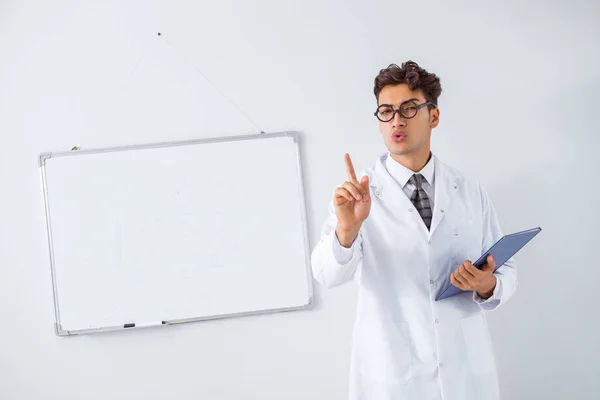 Rolig läkare forskare gör presentation på sjukhus — Stockfoto