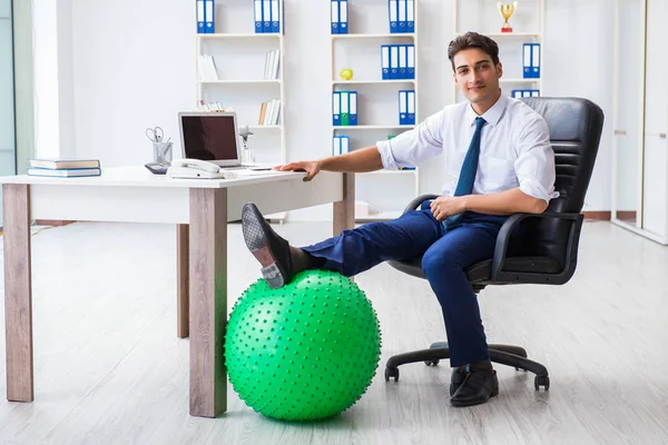 Jonge zakenman doet sport stretching op het werk — Stockfoto