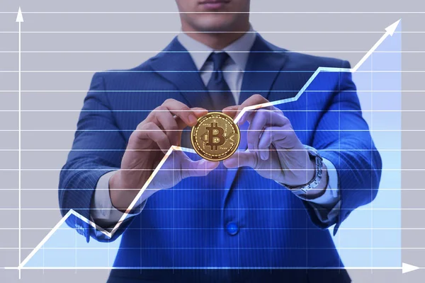 Podnikatel v konceptu zvýšení ceny bitcoinů — Stock fotografie