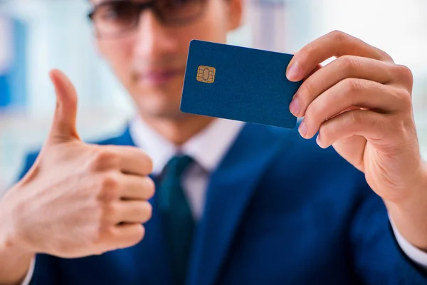 Homem que paga com cartão de crédito online — Fotografia de Stock