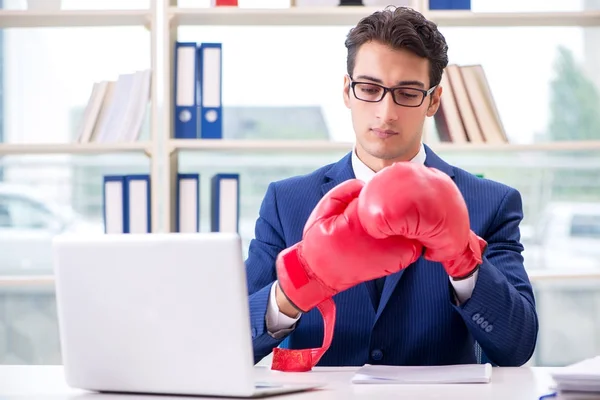 Geschäftsmann mit Boxhandschuhen wütend im Büro — Stockfoto