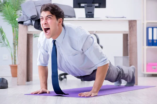 Biznesmen uprawiający sport w biurze podczas przerwy — Zdjęcie stockowe