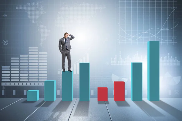 Ung affärsman i affärsidé med stapeldiagram — Stockfoto