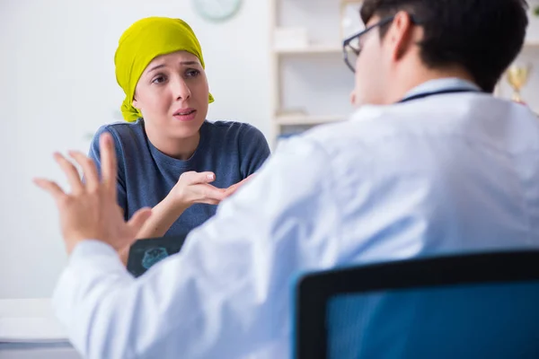 Krebspatient zum Arztbesuch in Kliniken — Stockfoto