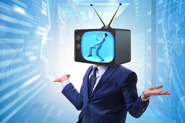 Televizyon bağımlısı bir adam.