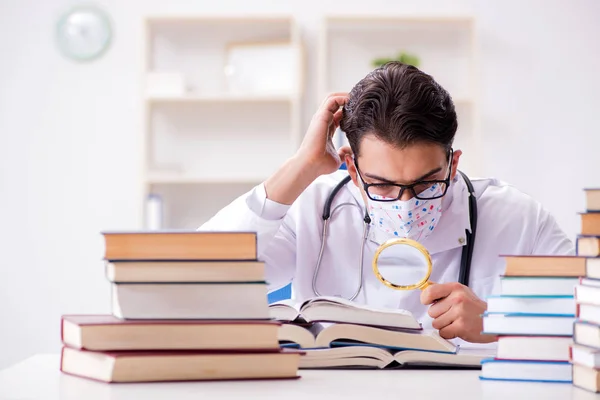 Estudiante de medicina preparándose para exámenes universitarios —  Fotos de Stock