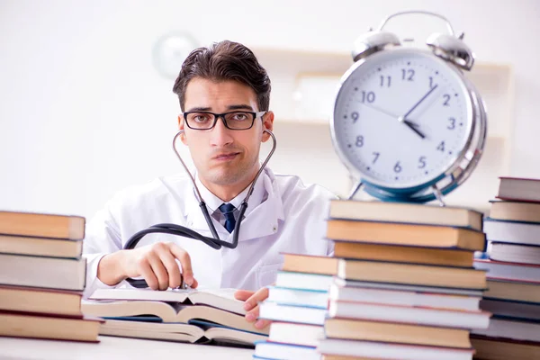 Studente di medicina a corto di tempo per gli esami — Foto Stock