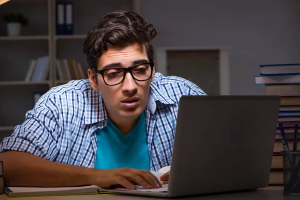 Student förbereder sig för tentor sent på kvällen hemma — Stockfoto