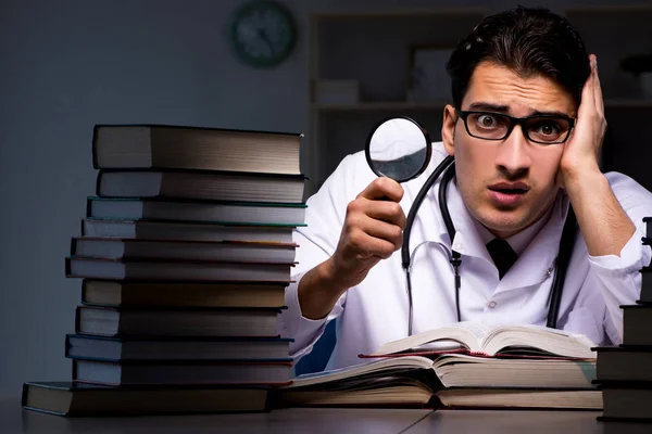 Estudiante de medicina preparándose para exámenes universitarios por la noche — Foto de Stock