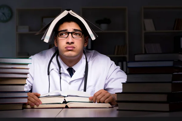 Geceleri üniversite sınavlarına hazırlanan bir tıp öğrencisi. — Stok fotoğraf