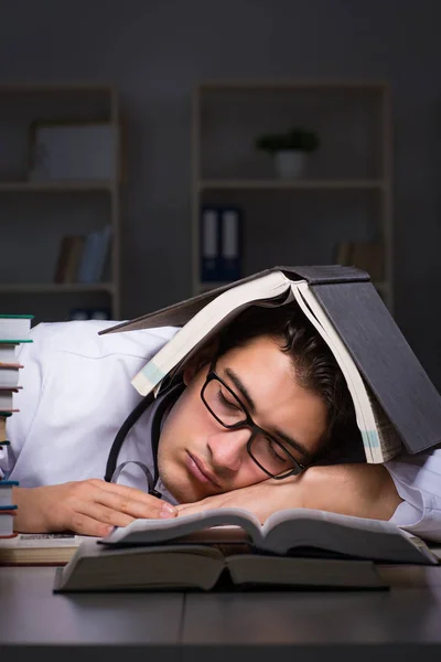 Estudante de medicina se preparando para exames universitários à noite — Fotografia de Stock